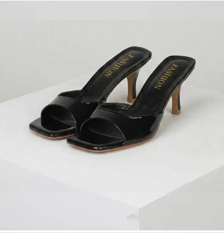 Chic open toe women's mules. Slip-on heels with a square heel, perfect for spring and summer outfits.