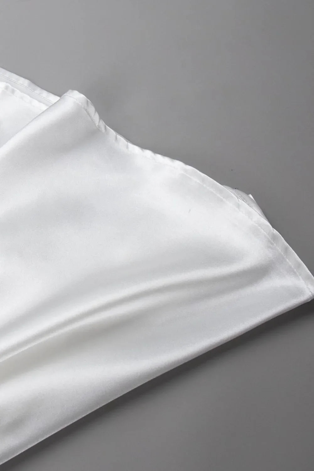 Versatile women's long skirt in lustrous satin, suitable for all occasions