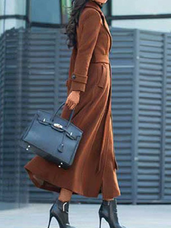 Fashionable women's winter coat, featuring an elegant design and a warm, luxurious feel. Ideal outerwear.