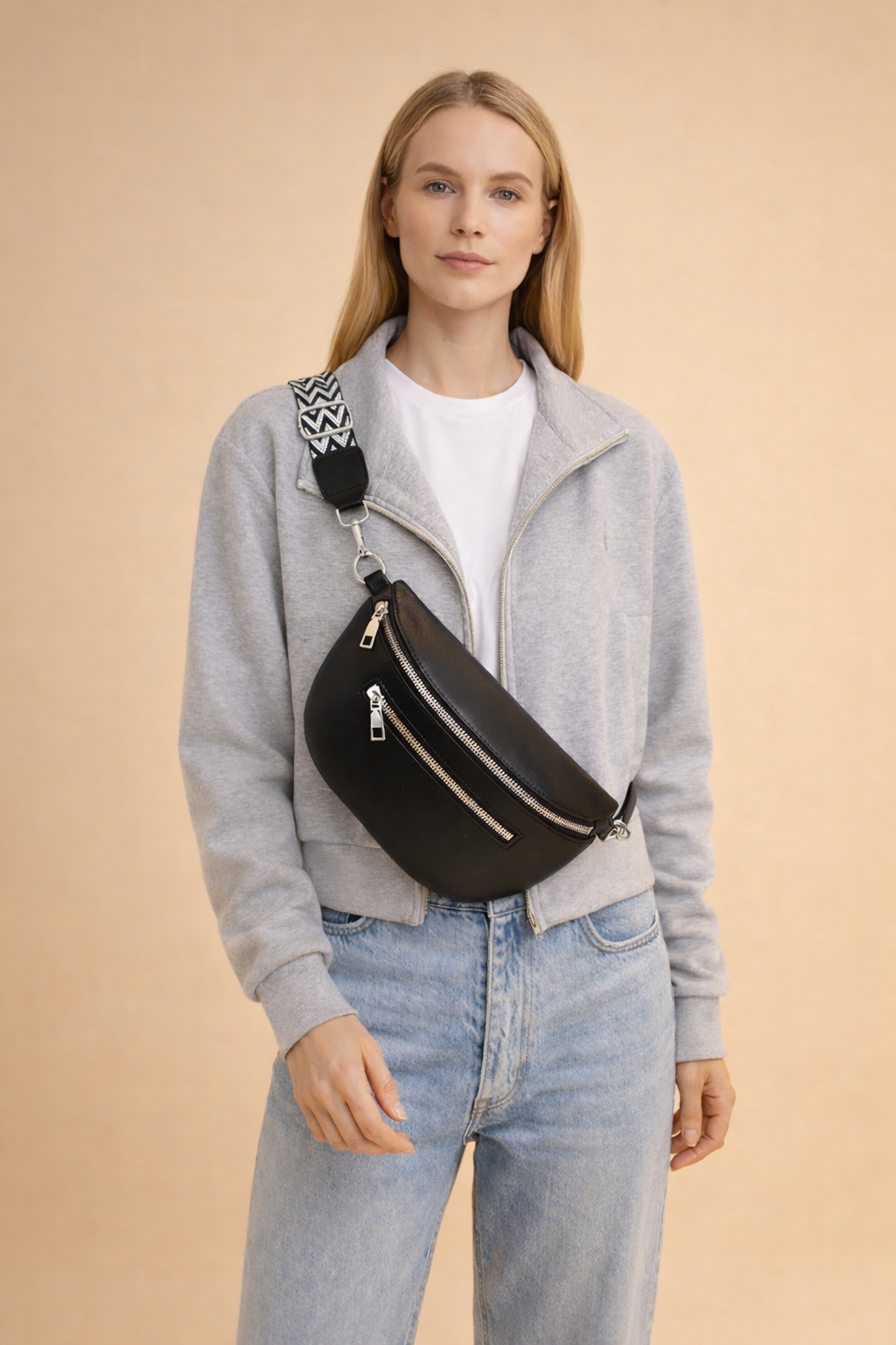 Beige women's elegant crossbody belt bag, a minimalist and chic fashion accessory suitable for all occasions.