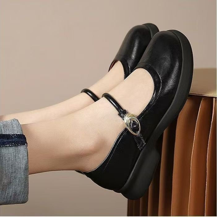 Women's classic footwear: Mary Jane flats with a buckle strap & round toe, enhancing any outfit.