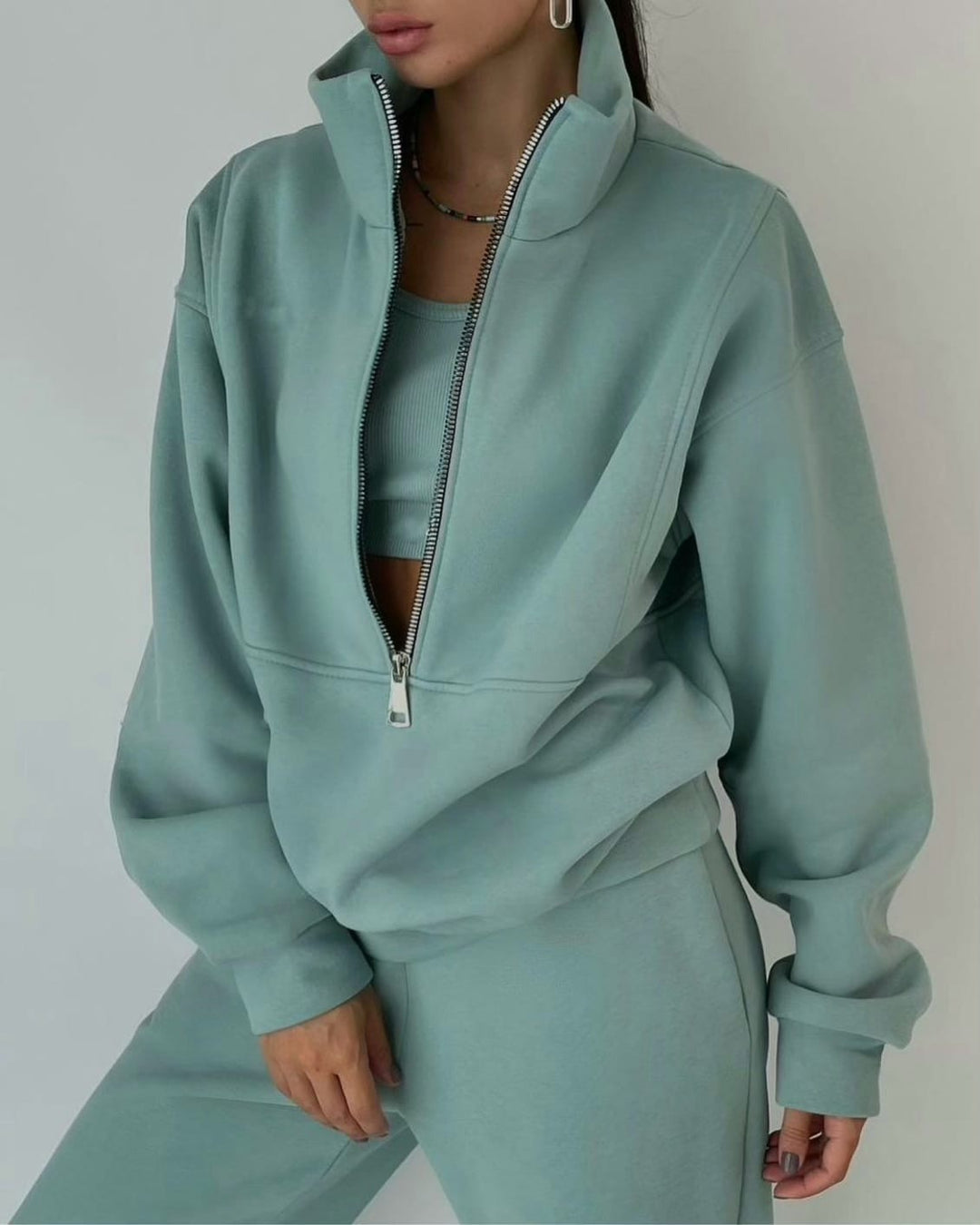 Evy women's two-piece fleece loungewear set in relaxed fit, perfect for casual athleisure comfort.