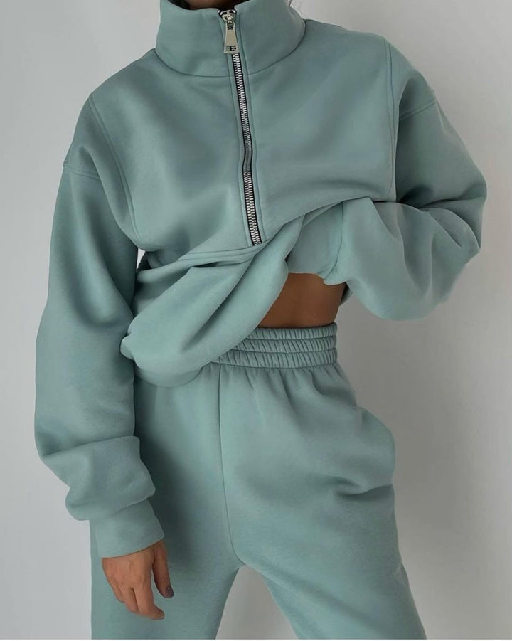 Women's cozy fleece lounge set, relaxed fit two-piece outfit for ultimate comfort and casual style.