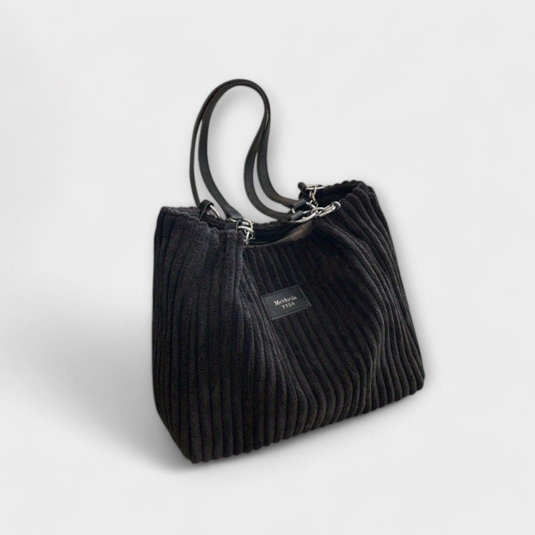 Green women's trendy shoulder bag, a fashionable everyday accessory. Versatile modern purse for stylish organization.