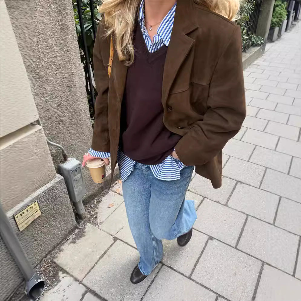 Professional women's tailored blazer, single-button closure for a sleek, polished silhouette.
