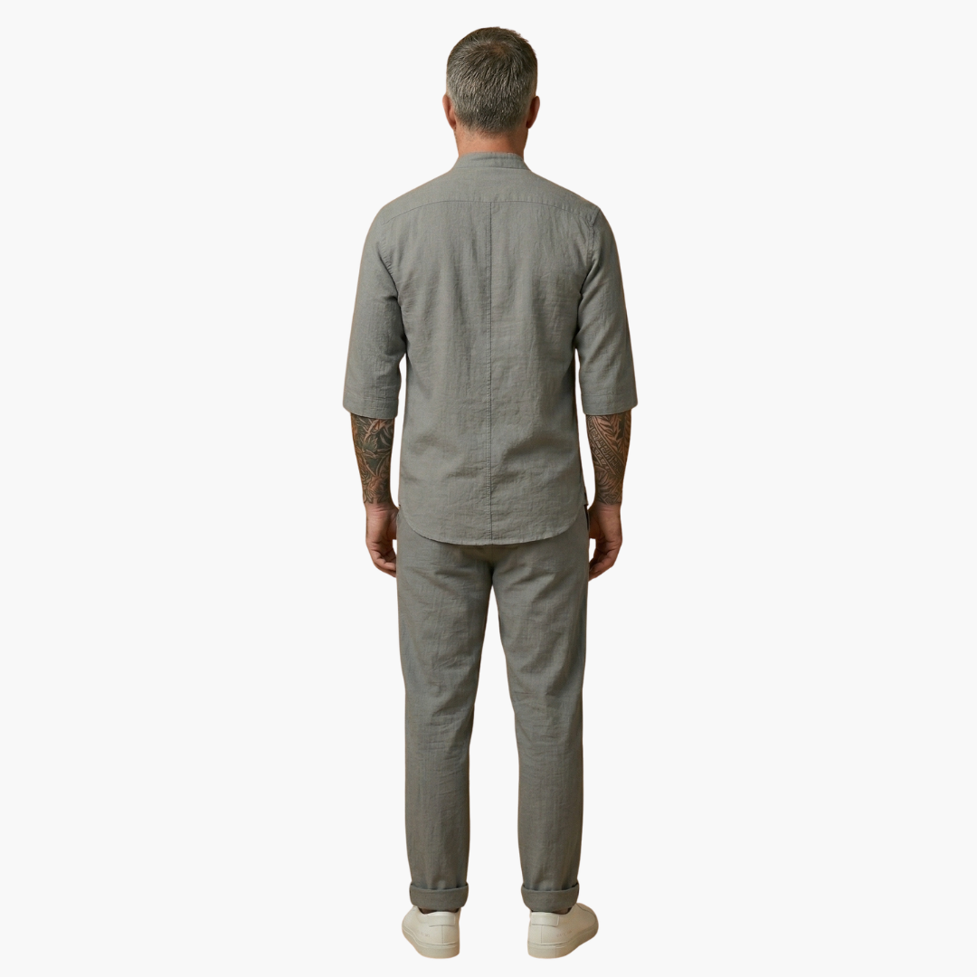 Versatile men's two-piece outfit: V-neck shirt & drawstring pants. Relaxed fit for men's summer fashion.