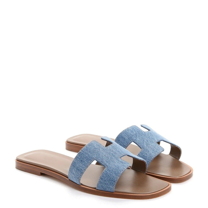 Fashionable ladies' open-toe slippers, offering elegant comfort for summer travel.