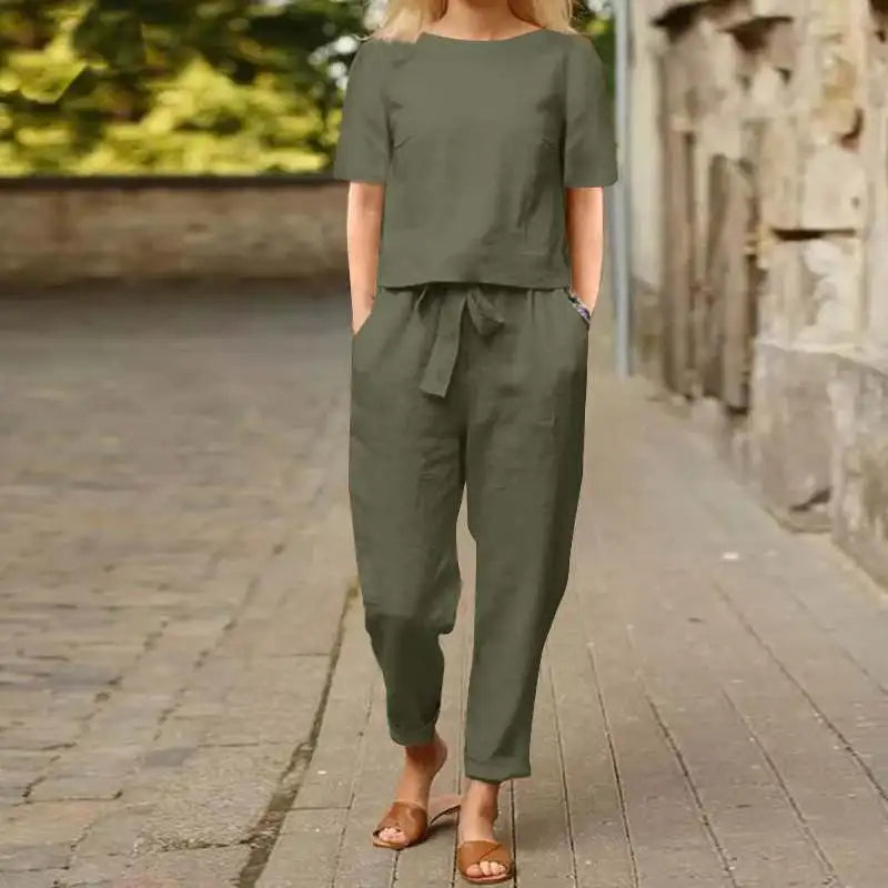 Comfortable women's two-piece matching set. Versatile daily outfit with a relaxed fit. Elegant lounge wear.