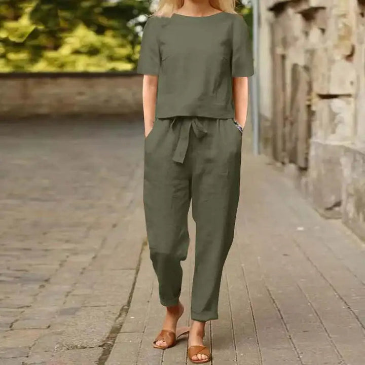Comfortable women's two-piece matching set. Versatile daily outfit with a relaxed fit. Elegant lounge wear.