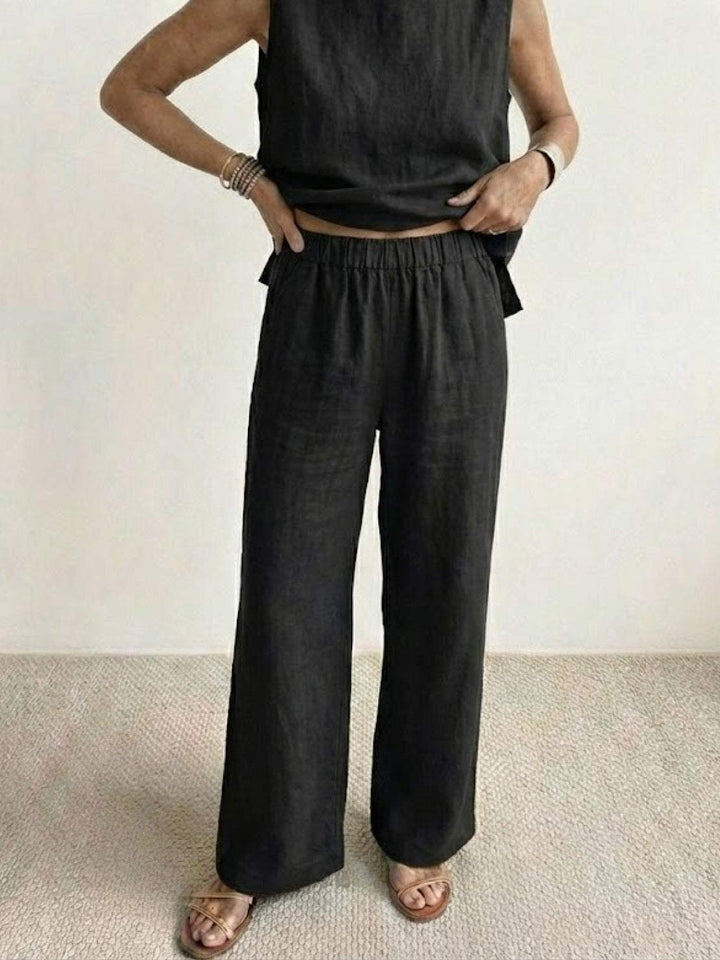 Chic and comfortable women's co-ord set with sleeveless tank & wide-leg pants, versatile style.