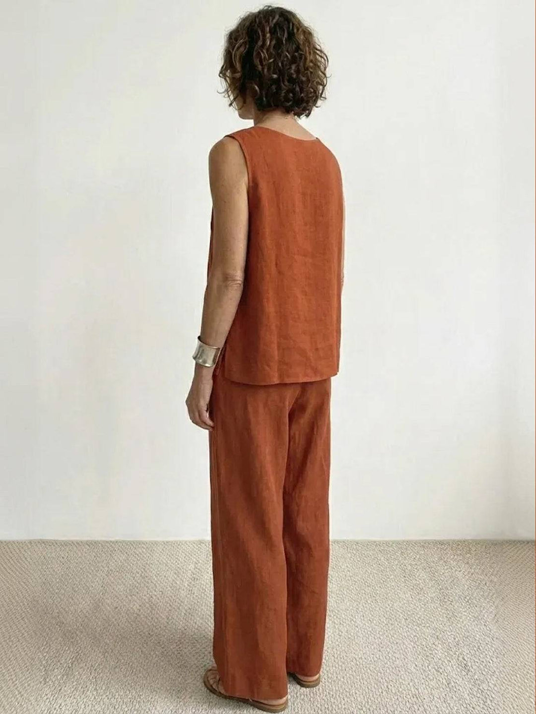 Complete women's outfit: sleeveless tank and wide-leg pants set, designed for comfort & chic everyday wear.