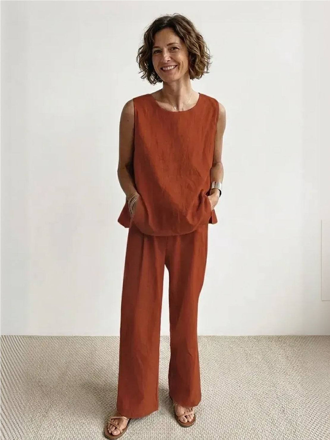 Summer style women's two-piece ensemble: sleeveless tank & wide-leg pants, breezy and versatile.