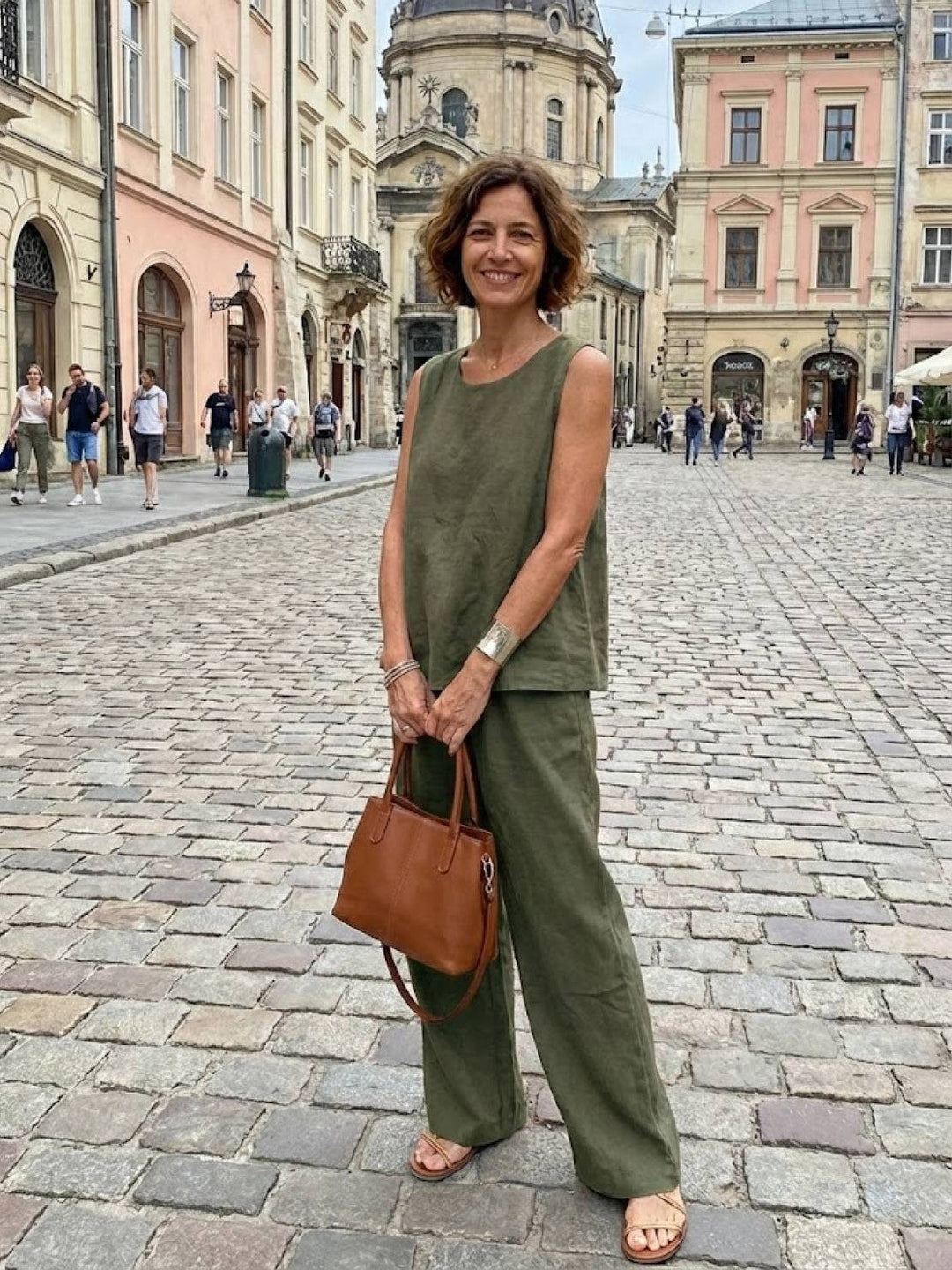 Effortless women's tank top & wide-leg pants set, designed for ultimate comfort and relaxed summer days.