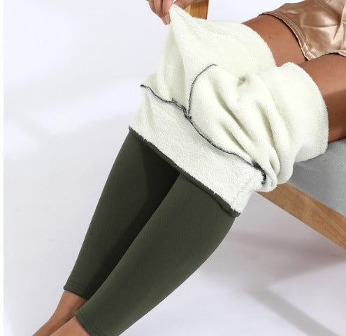 Discover the warmth of our fleece lined leggings, designed for ultimate coziness.
