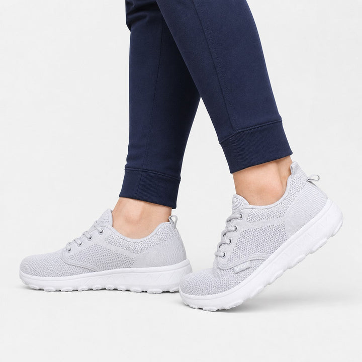 Comfortable women's sneakers with a wide toe, ideal for an active lifestyle.