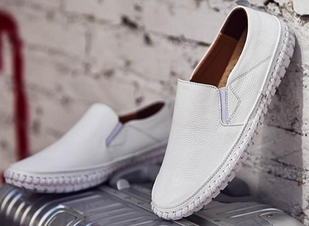 Versatile men's slip-on loafers: moc toe, flexible sole, and orthopedic comfort for any occasion.
