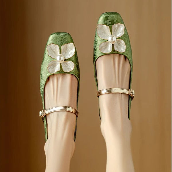 Chic floral jacquard block-heel pumps for women. Pointed toe, vintage charm, elegant dress shoes.
