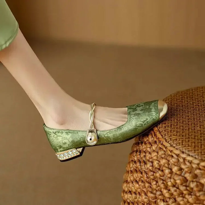 Comfortable women's vintage Mary Jane shoes, elegant pearl strap, sturdy block heel.