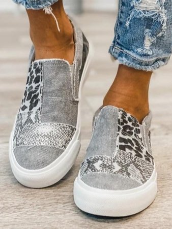 Comfortable women's fashion slip-on sneakers, great for daily wear, versatile for any season.