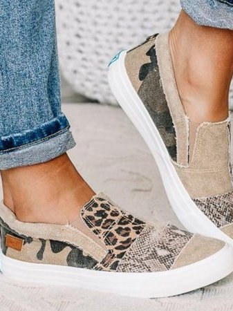 Stylish women's versatile slip-on shoes, ideal for casual outfits, spring, summer, or fall fashion.