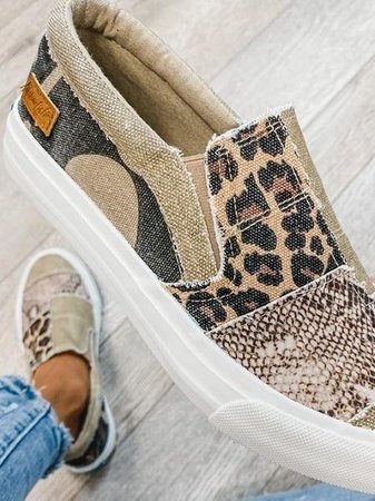 Flexible women's slip-on walking shoes, designed for effortless all-day comfort and easy wear.