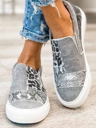 Chic women's slip-on sneakers, providing flexible support & comfort for stylish daily activities.