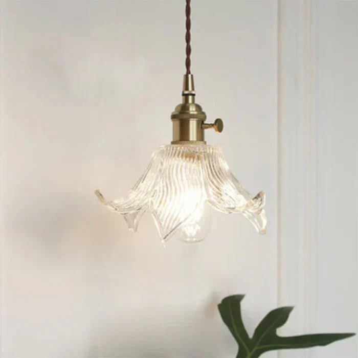 Elegant transparent glass pendant lamp for modern dining rooms.