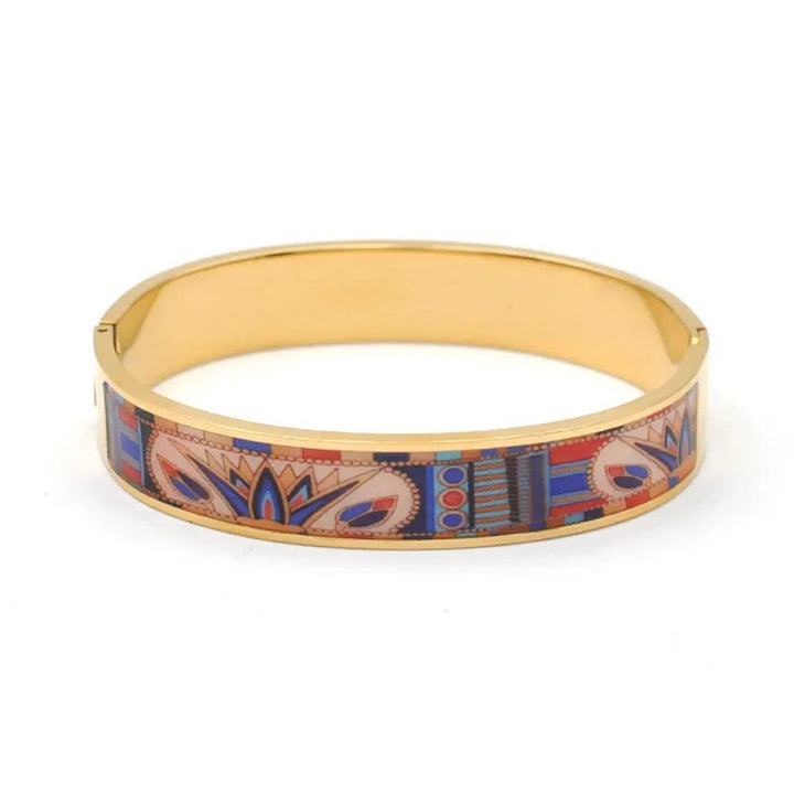 Chic gold charm geode bracelet for women. Elegant natural stone cuff jewellery and fashion piece.