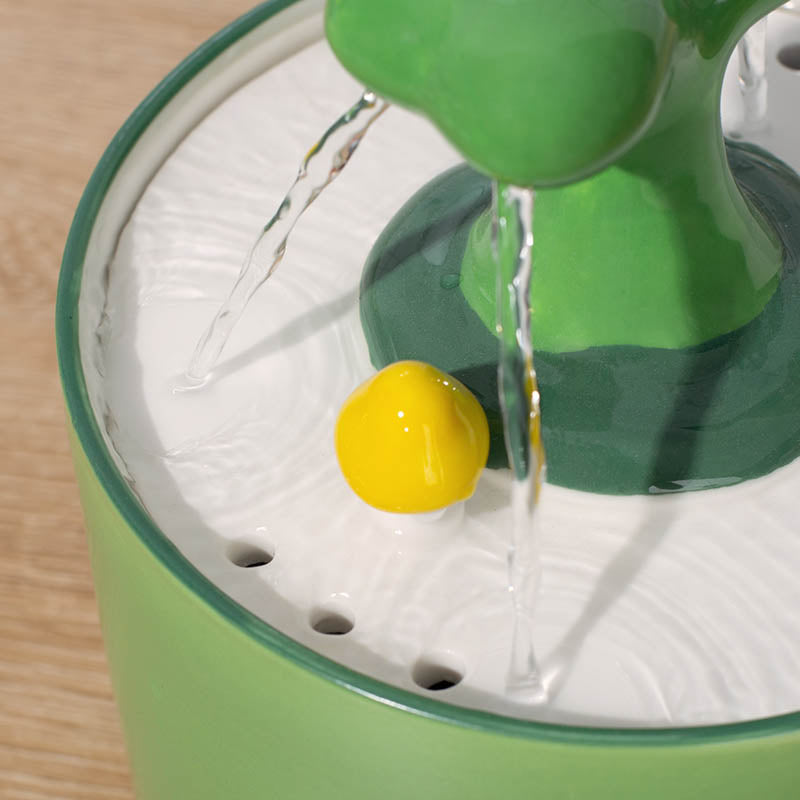 Optimal pet hydration with this quiet ceramic cat fountain, featuring a hygienic design for fresh water.