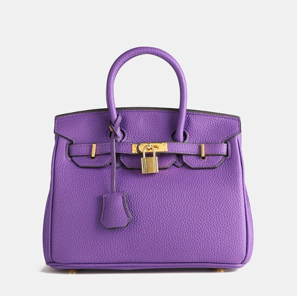 Chic women's travel accessory bag, elegant design. Practical organizer handbag for all your journeys.