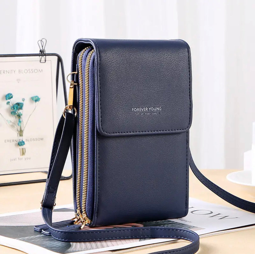 Chic versatile shoulder bag for women, an all-season fashion statement. Ideal elegant everyday accessory.