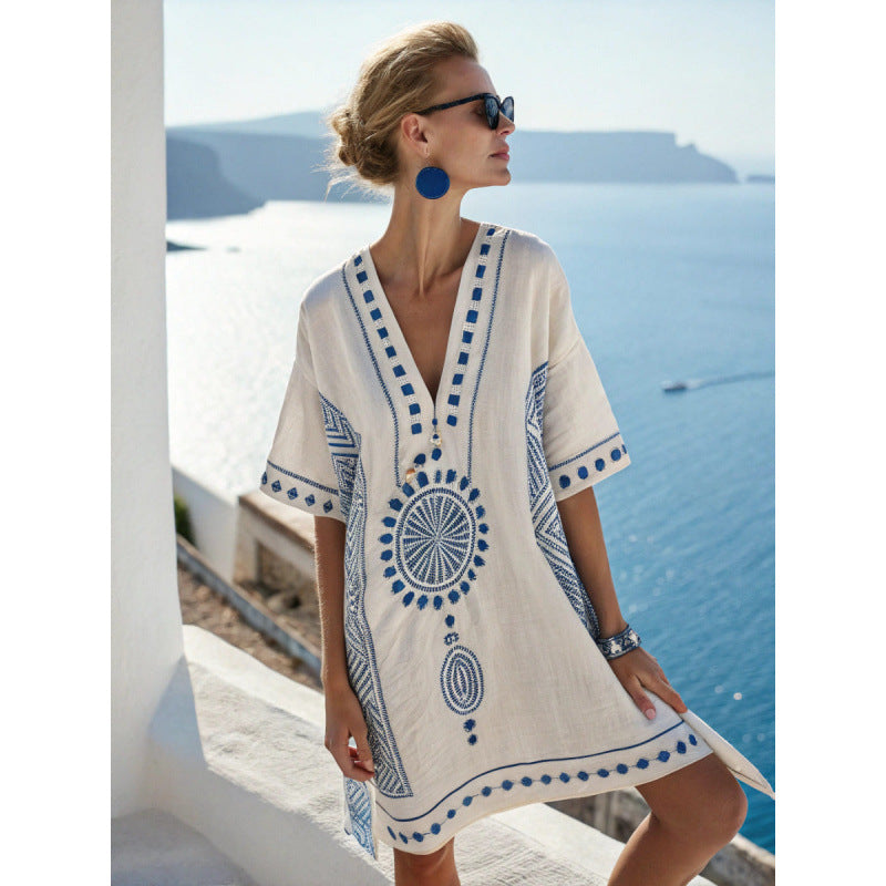 Timeless women's beach dress: embroidered kaftan with a relaxed fit & stylish V-neck.