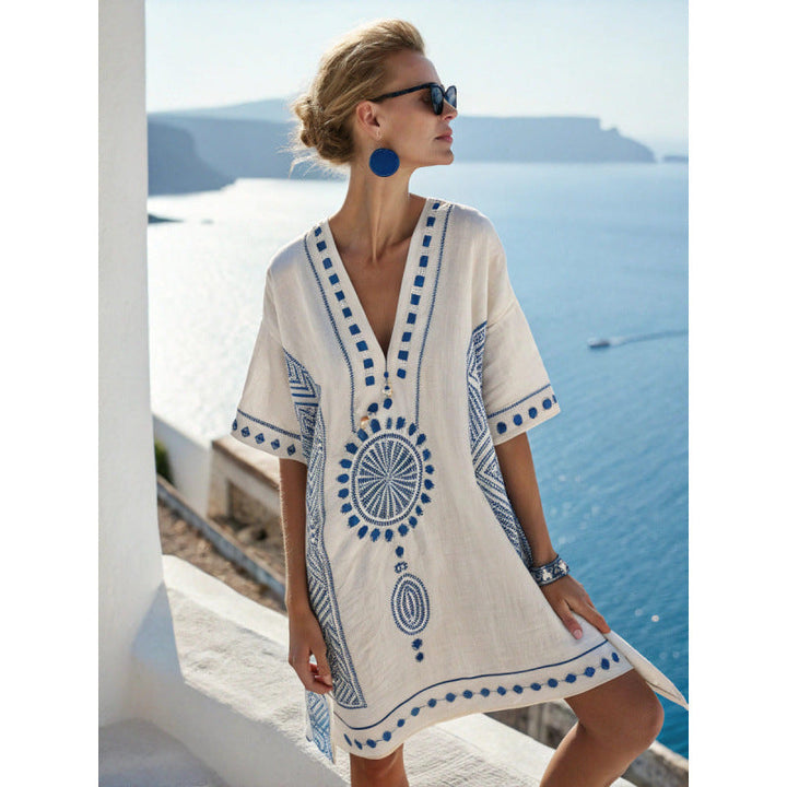 Timeless women's beach dress: embroidered kaftan with a relaxed fit & stylish V-neck.