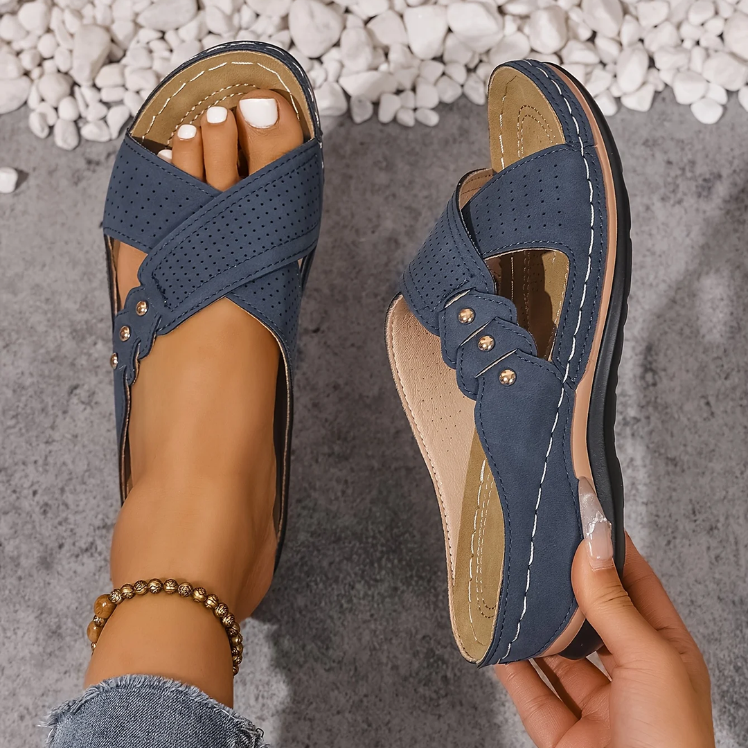 Women's cosy platform sandals with arch support & crossover straps, perfect for summer.