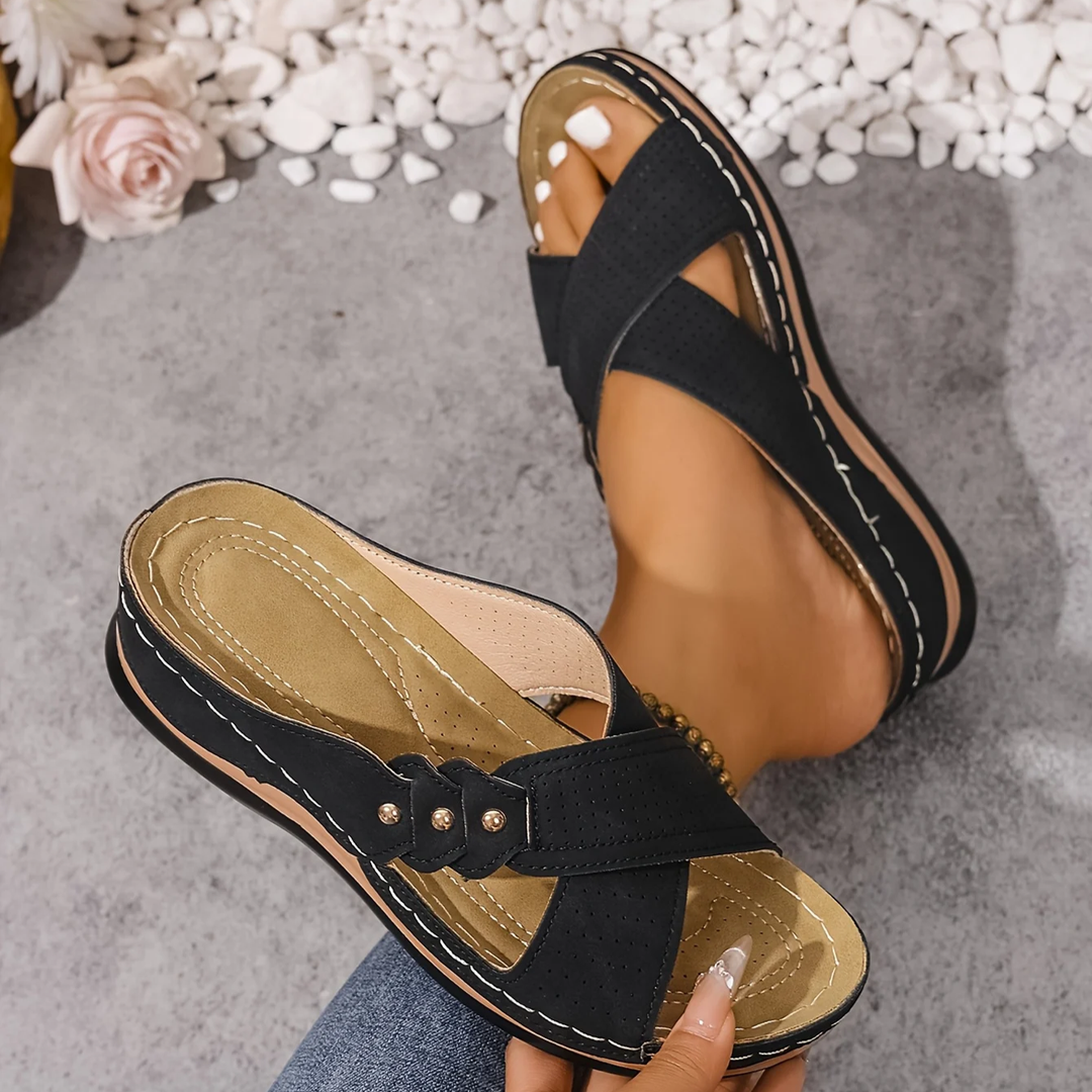 Cosy women's platform sandals for summer, arch-support, with comfortable crossover straps.