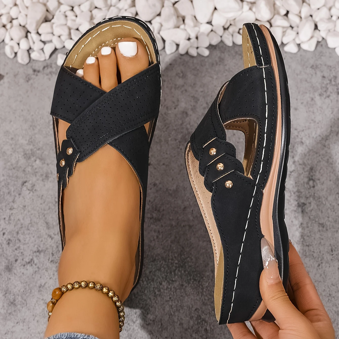 Women's casual platform sandals: arch support, crossover straps, ideal for everyday comfort.