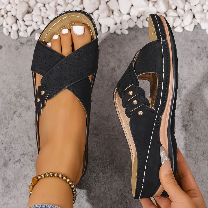 Women's casual platform sandals: arch support, crossover straps, ideal for everyday comfort.