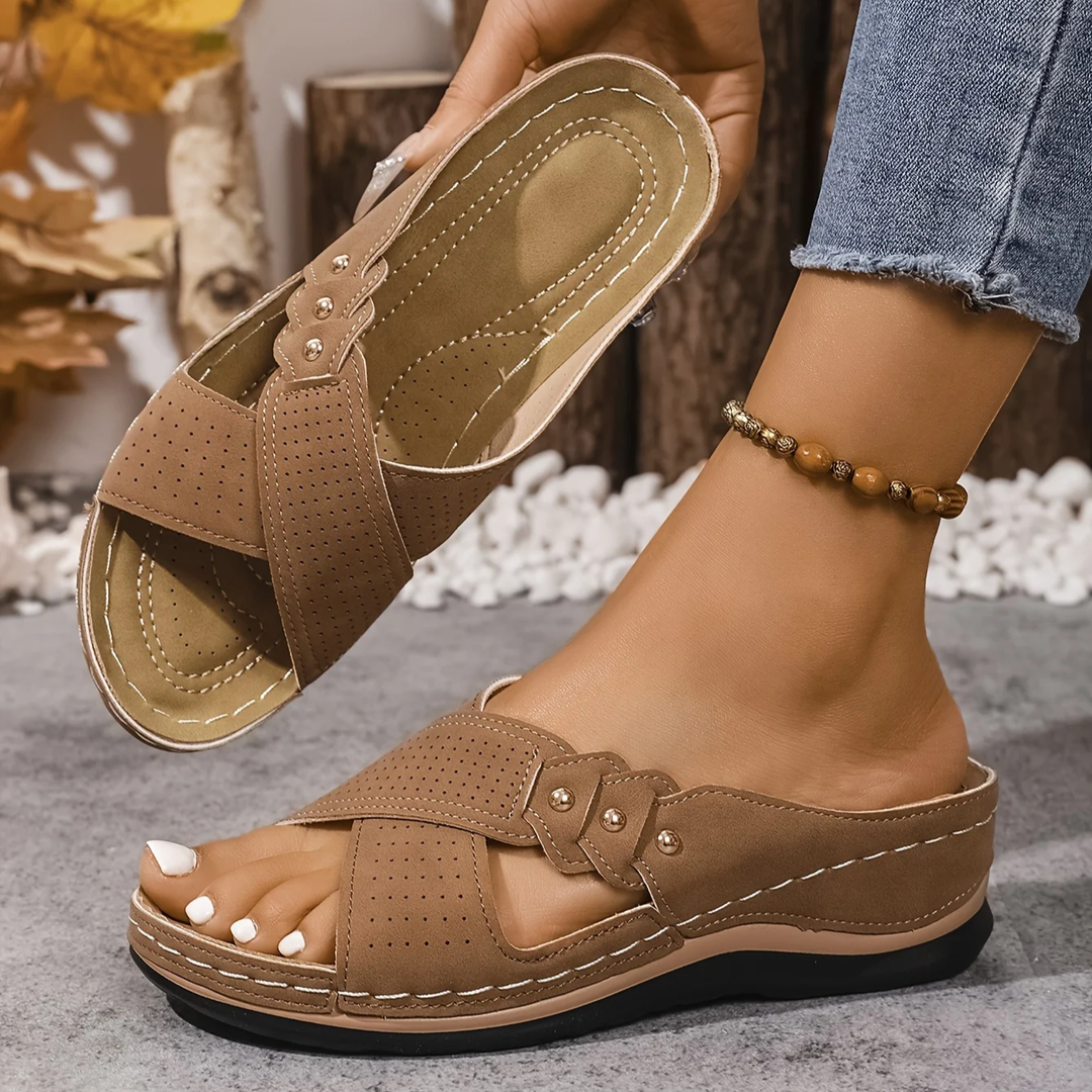 Women's everyday platform sandals, arch support, cosy, with comfortable crossover straps.