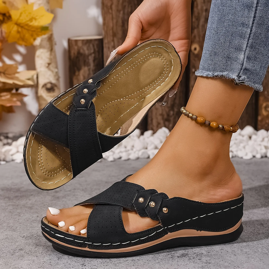 Open-toe women's platform sandals, arch support, cosy feel, and secure crossover straps.
