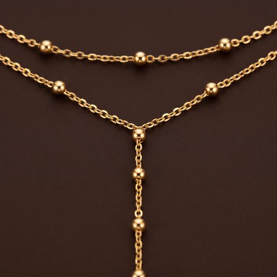 Elegant gold necklace for women, a timeless piece of classic jewelry perfect for everyday wear or special occasions.