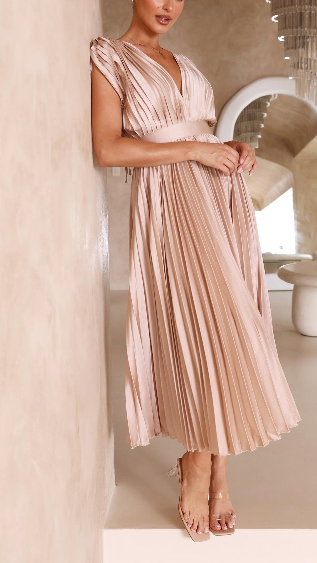 Fashionable women's flowy maxi dress with pleats, perfect for warm weather.
