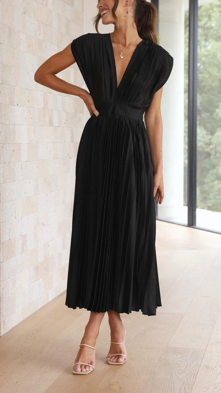 Women's versatile pleated maxi dress, an elegant choice for summer events.