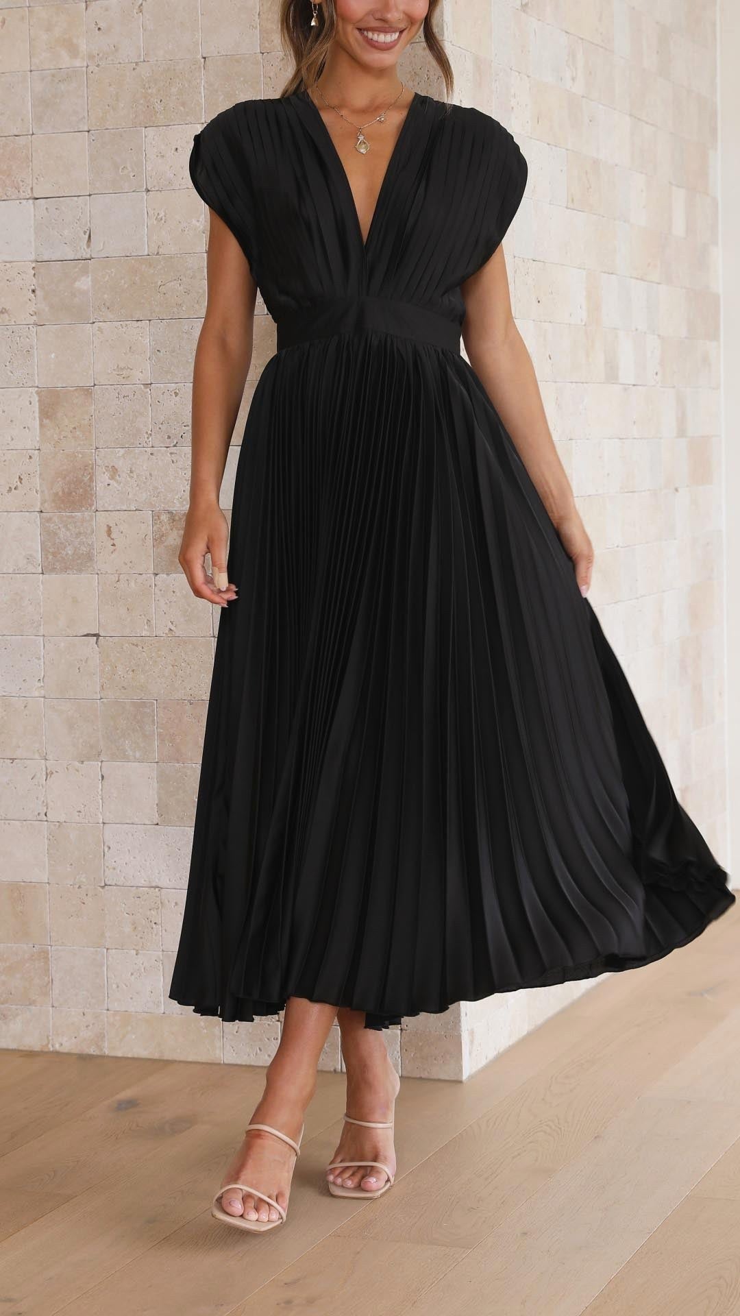 Comfortable women's flowy maxi dress, perfect for elegant summer holiday style.