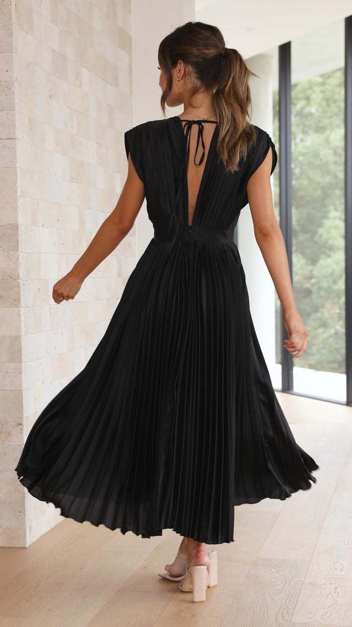 Stunning women's pleated maxi dress, a must-have for elegant summer occasions.