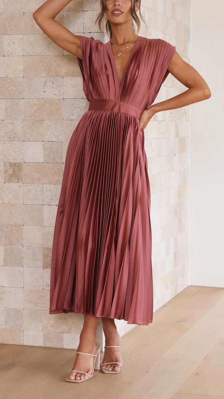 Women's comfortable pleated maxi dress, ideal for elegant summer events.