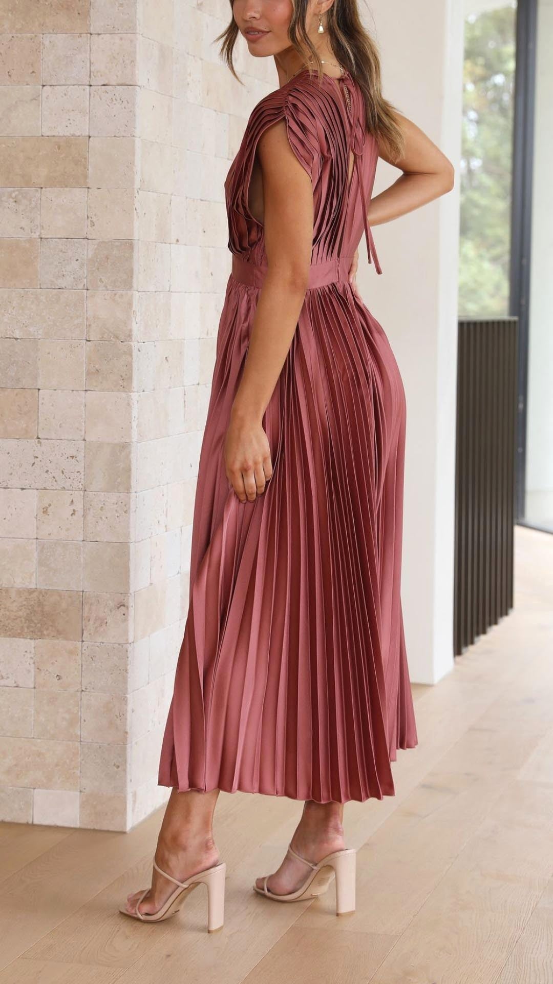 Beautiful women's pleated maxi dress, an elegant choice for special occasions.