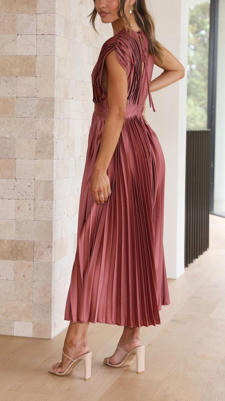 Beautiful women's pleated maxi dress, an elegant choice for special occasions.
