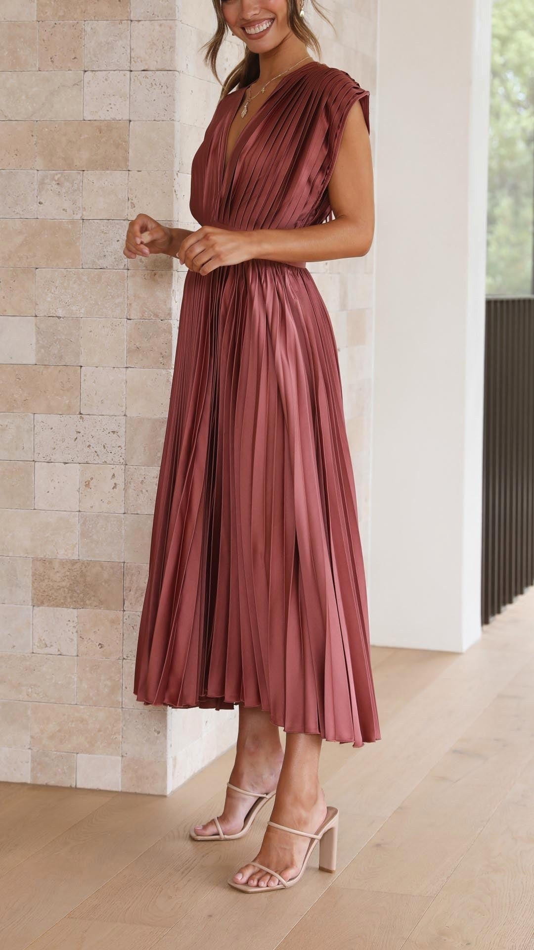 Versatile flowy summer maxi dress for women, featuring chic pleats.