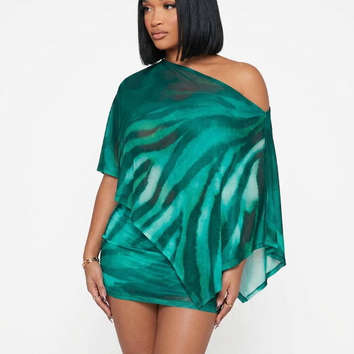 Stylish women's bodycon midi skirt with trendy claw print. Ideal for a flattering silhouette in this matching set.