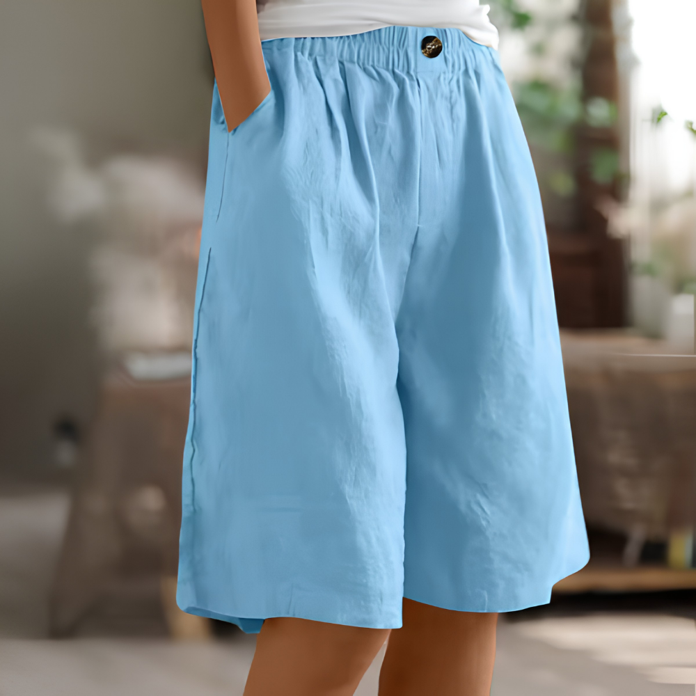 Women's comfy shorts for everyday wear, elastic waist, loose fit, with functional pockets.